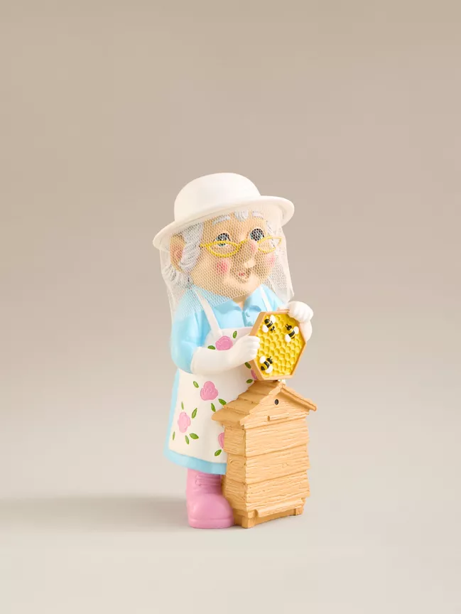 George Home Bee Keeping Grandma Gnome 11x11x24cm