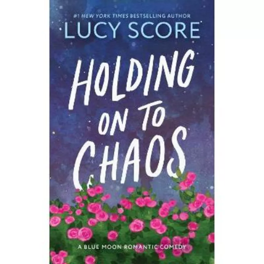 Paperback Holding on to Chaos - Lucy Score