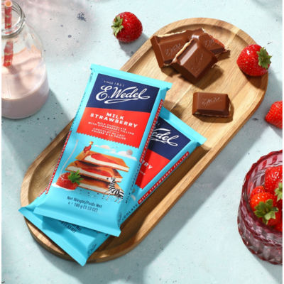 Milk Chocolate with Strawberry Filling 100g thumbnail 3