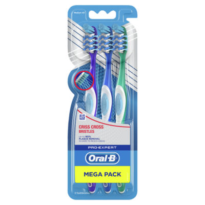 ORAL-B PRO-CLEAN Manual Toothbrush – Removes Plaque & Fights Bad Breath – Medium, 2 thumbnail 2