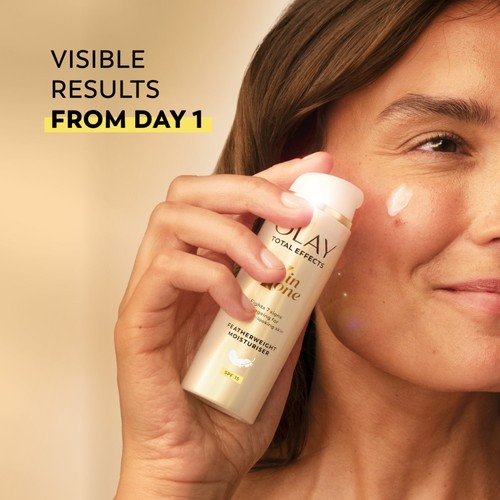 Olay Total Effects 7 In One Featherweight Moisturiser 50ml thumbnail 4
