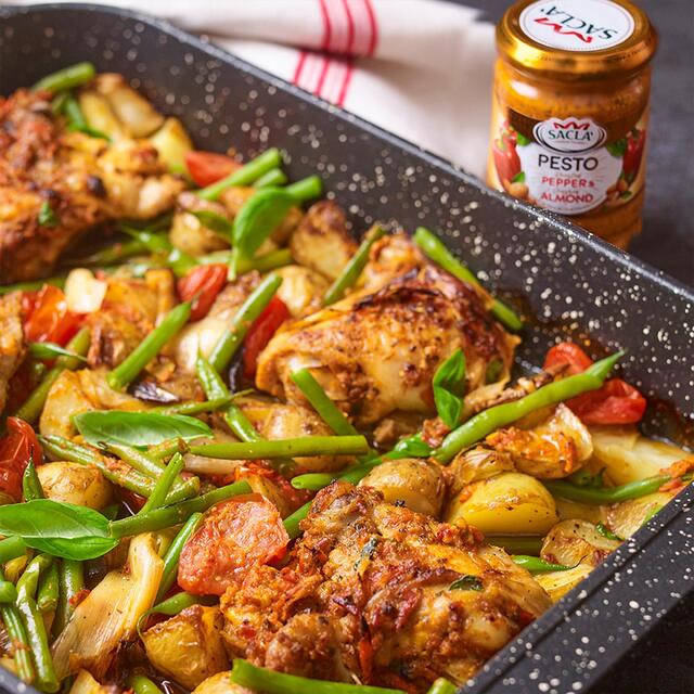 Sacla' Roasted Pepper & Crushed Almond Pesto thumbnail 3