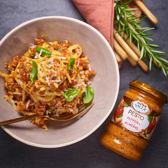 Sacla' Roasted Pepper & Crushed Almond Pesto thumbnail 4