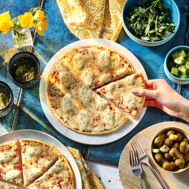 Dr. Oetker Ristorante Quattro Formaggi Pizza thumbnail 5