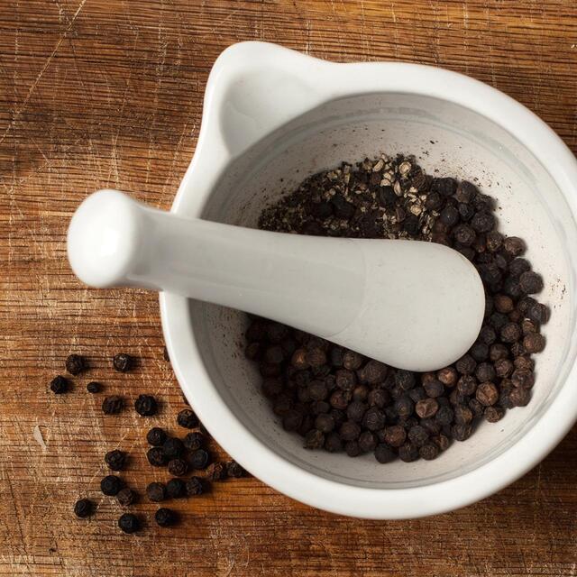 Ocado Whole Black Pepper Corns thumbnail 3