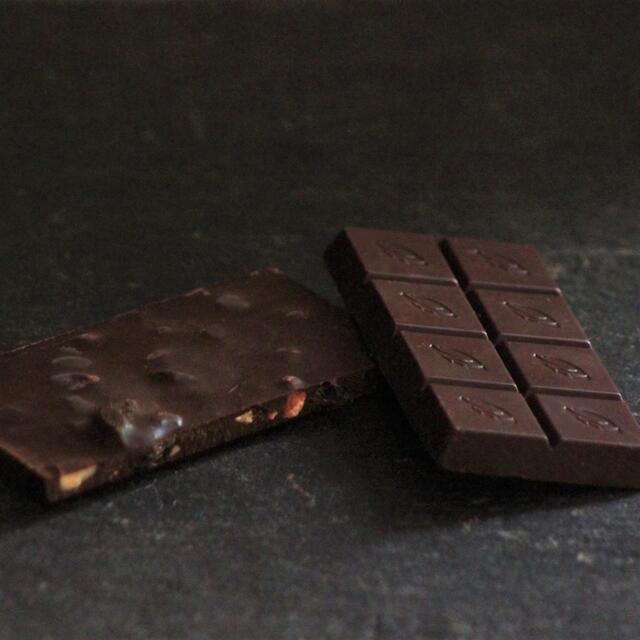 Willie's Cacao Dark Chocolate with Hazelnut & Raisin thumbnail 2