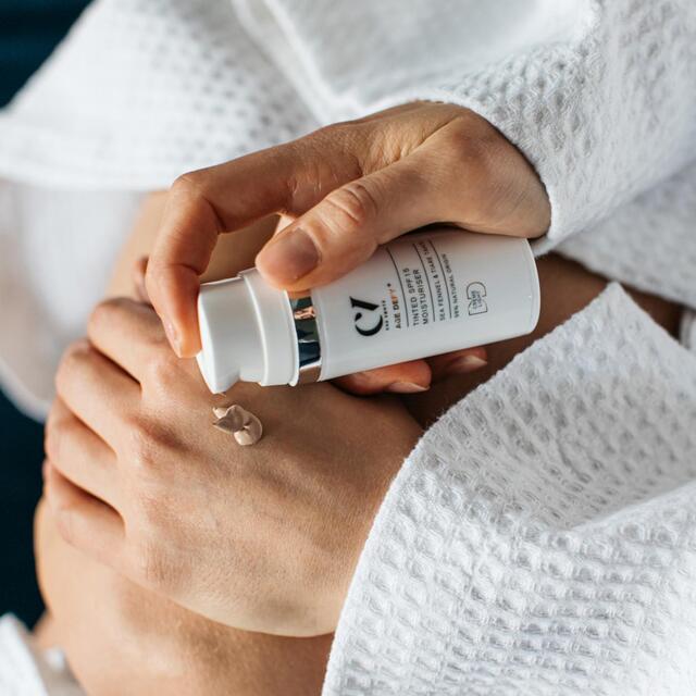 Green People Organic Tinted DD Moisturiser SPF15, Light, Vegan By Cha Vohtz thumbnail 4