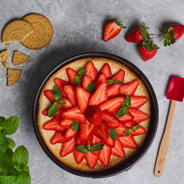 Tala Non-stick Springform Cake Tin 20cm thumbnail 7