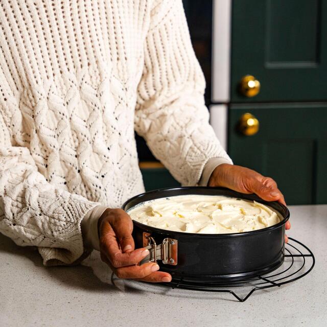 Tala Non-stick Springform Cake Tin 23cm thumbnail 7