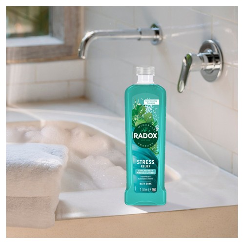 Radox Stress Relief Bath Soak with Rosemary & Eucalyptus thumbnail 4