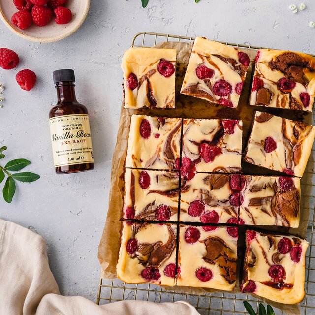 Taylor & Colledge Organic & Fairtrade Vanilla Bean Extract thumbnail 6