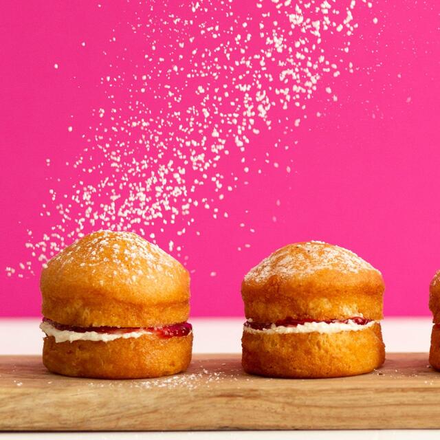 Oggs Victoria Sponge Cakes thumbnail 3