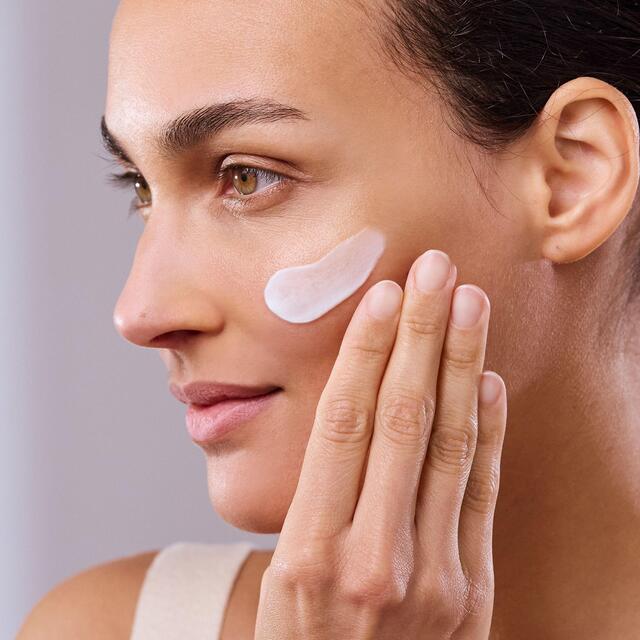 Evolve Organic Daily Renew Face Cream thumbnail 3