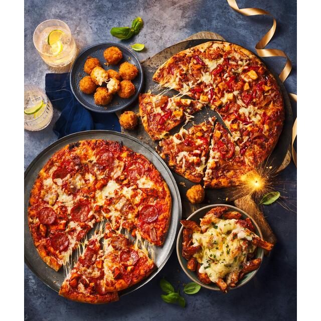 M&S Smoky BBQ Pulled Chicken Woodfired & Stonebaked Pizza thumbnail 3