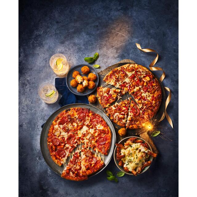 M&S Smoky BBQ Pulled Chicken Woodfired & Stonebaked Pizza thumbnail 4