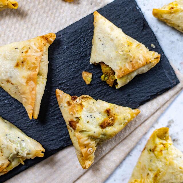 M&S Large Vegetable Samosa thumbnail 3