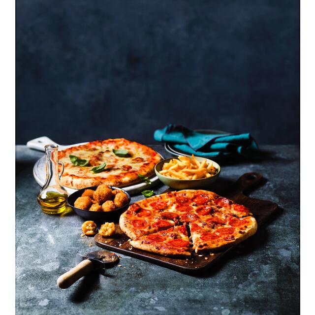 M&S Classic Margherita Woodfired & Stonebaked Pizza thumbnail 3