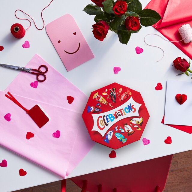 Celebrations Milk Chocolate Centrepiece Box Chocolate & Biscuits Bars thumbnail 3