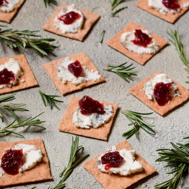Peter's Yard Rosemary & Sea Salt Sourdough Crackers thumbnail 2