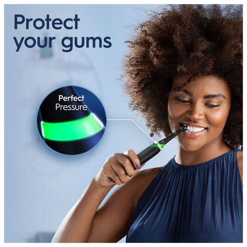 Oral-B iO4 Black & White Electric Toothbrush Duo Pack + Travel Case thumbnail 4