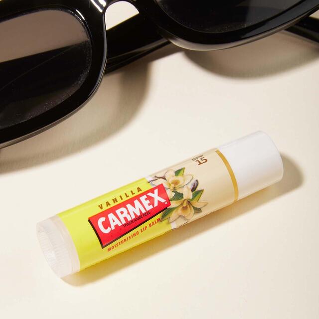 Carmex Lip Balm Ultra Moisturising Vanilla Premium Stick thumbnail 4