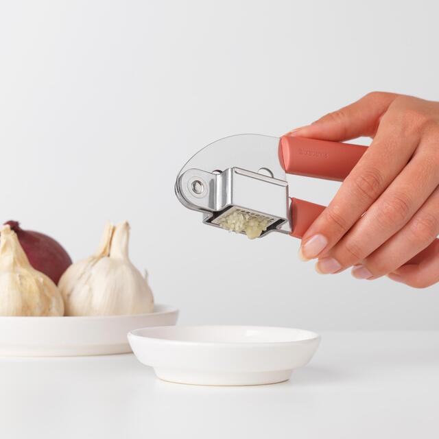 Brabantia Garlic Press Tasty+ Terracotta Pink thumbnail 2