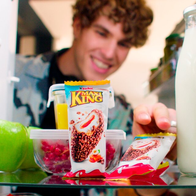 Kinder Maxi King Chocolate & Hazelnut Snack Bar thumbnail 4