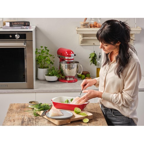 KitchenAid Empire Red Large 32cm Stoneware Rectangular Dish with Bamboo Lid thumbnail 10