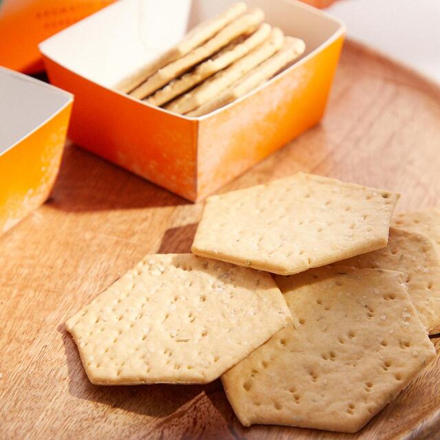 Harvey Nichols Rosemary and Sea Salt Biscuits thumbnail 3