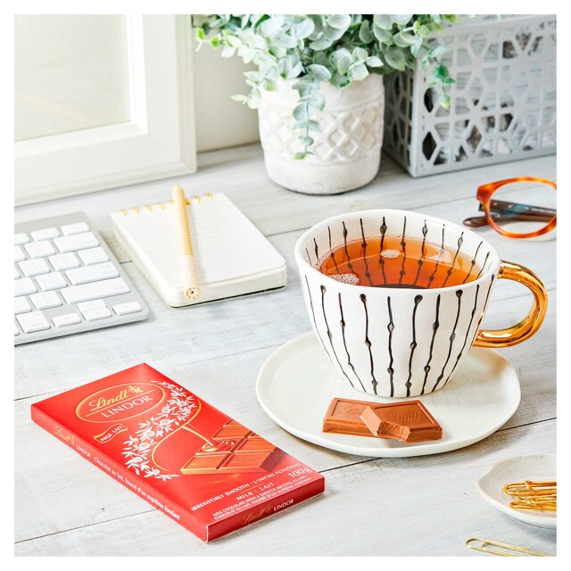 Lindt Lindor Milk Chocolate Bar thumbnail 4