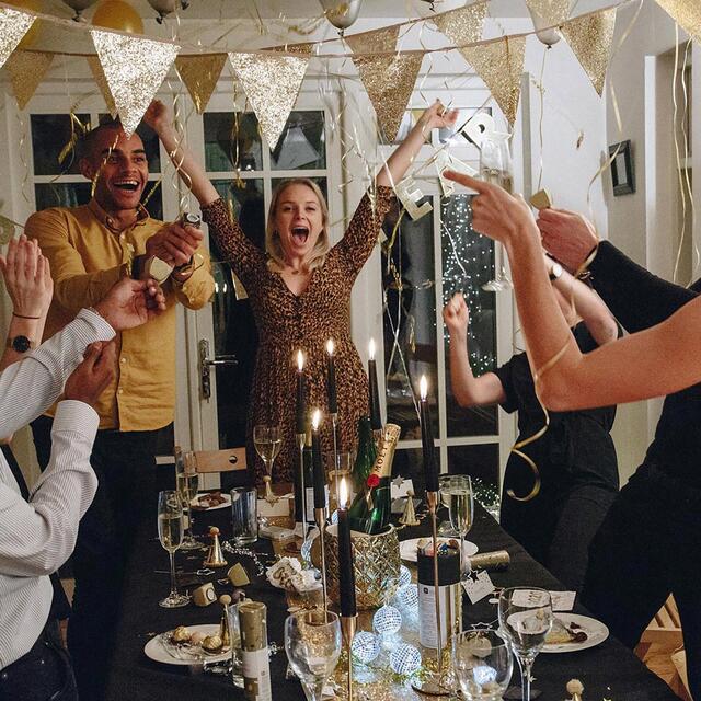 Talking Tables Gold & Silver Party Poppers thumbnail 3