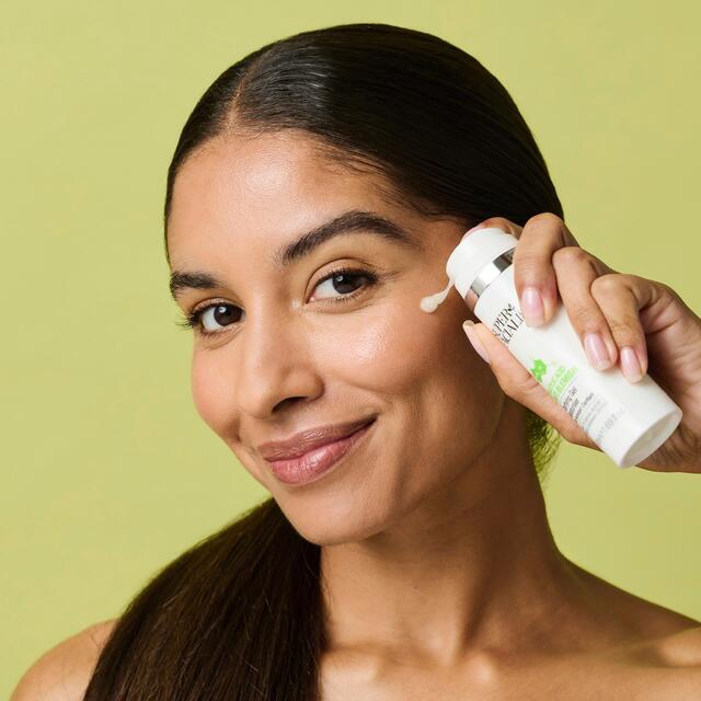 Super Facialist Salicylic Acid Anti-Blemish Gel Moisturiser thumbnail 4