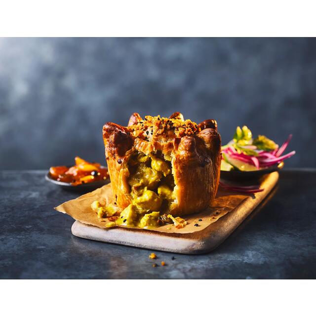 M&S Gastropub Chicken Curry Pie for One by Tom Kerridge thumbnail 3