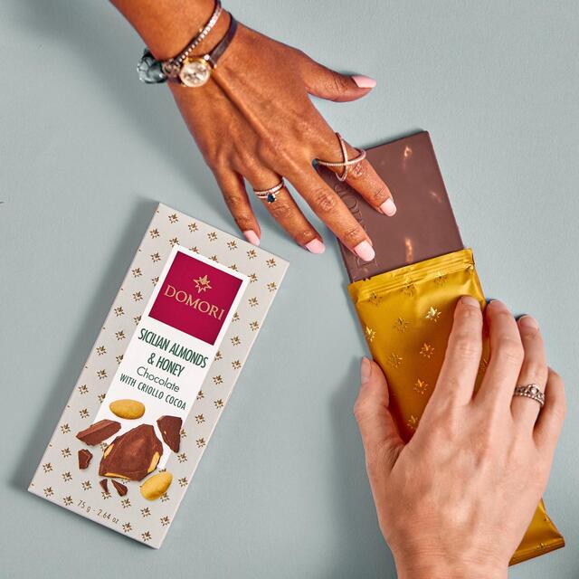 Domori Sicilian Almonds & Honey Dark Chocolate with Criollo Cocoa thumbnail 2