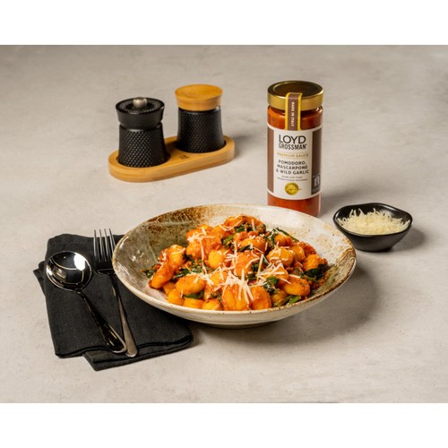 Loyd Grossman Pomodoro, Mascarpone & Wild Garlic Pasta Sauce thumbnail 4