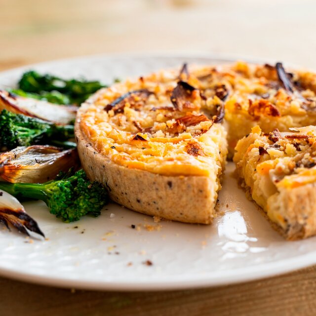 Higgidy Vintage Cheddar & Roasted Shallot Quiche thumbnail 2