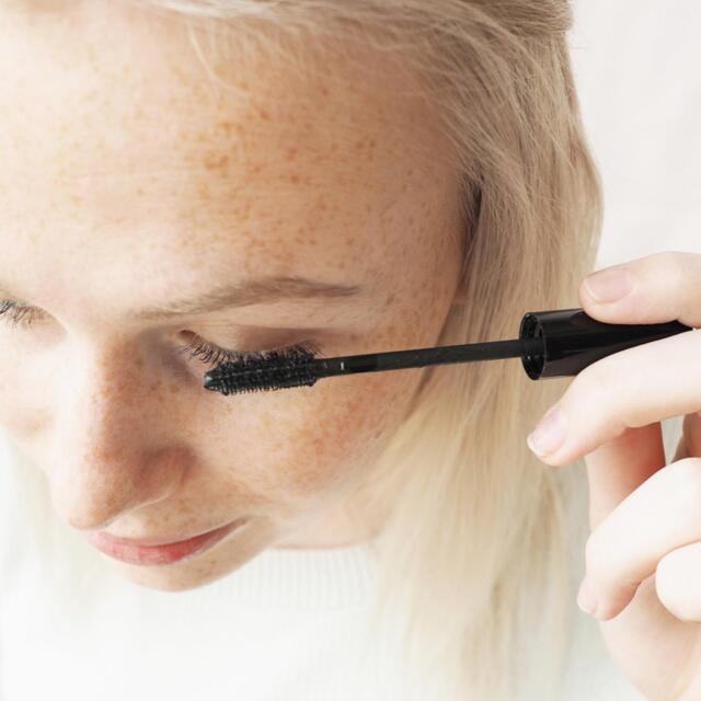 Green People Organic Mascara, Volumising Brown thumbnail 3