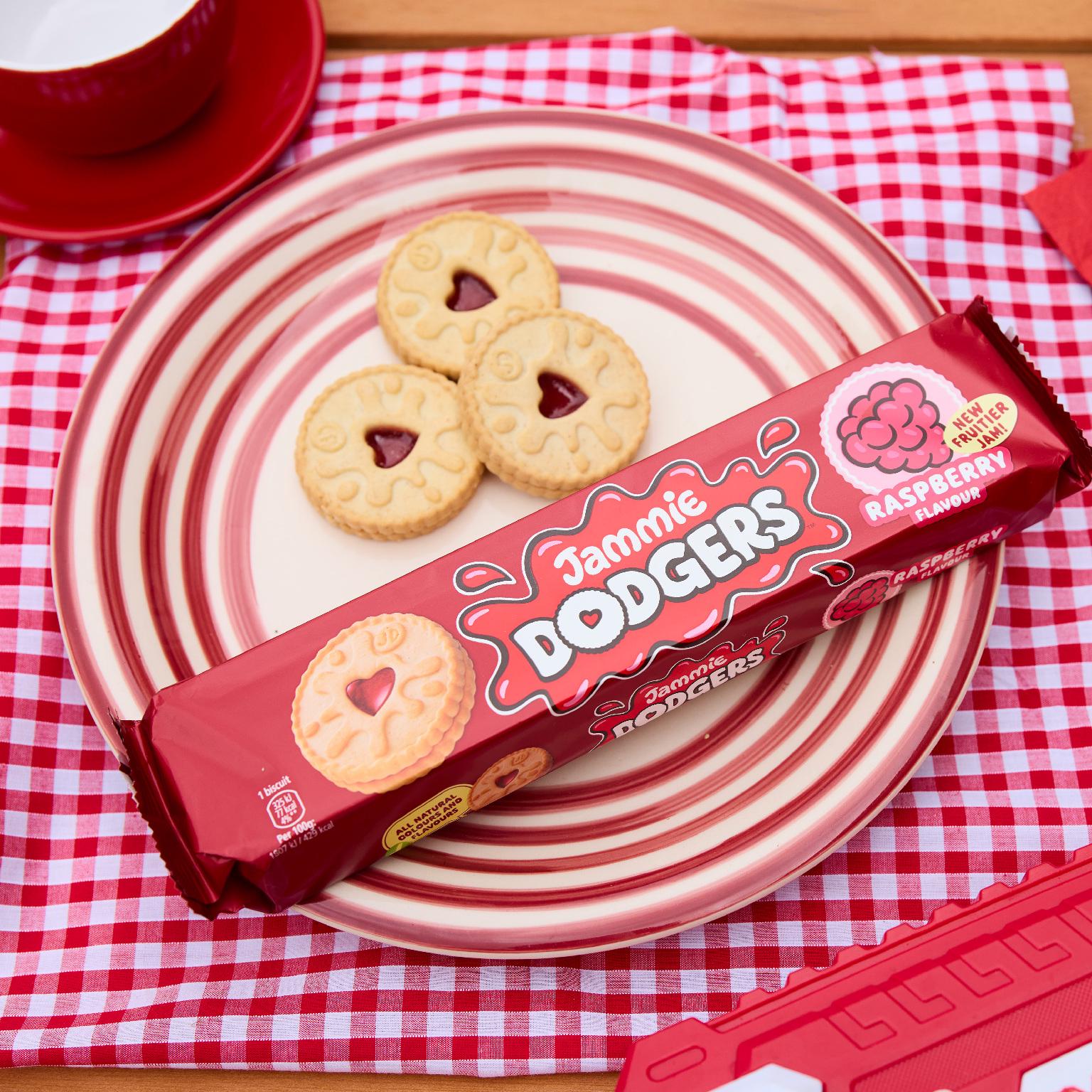 Jammie Dodgers 140g Raspberry Flavour Biscuits thumbnail 3