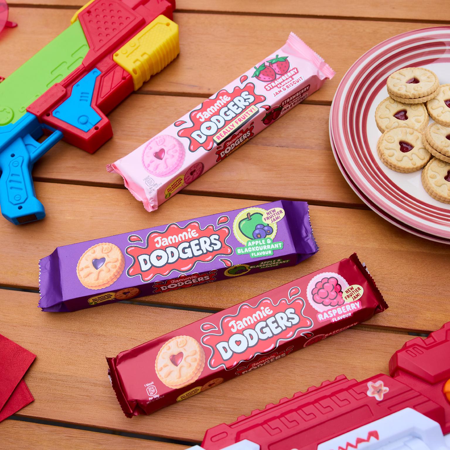 Jammie Dodgers 140g Raspberry Flavour Biscuits thumbnail 5