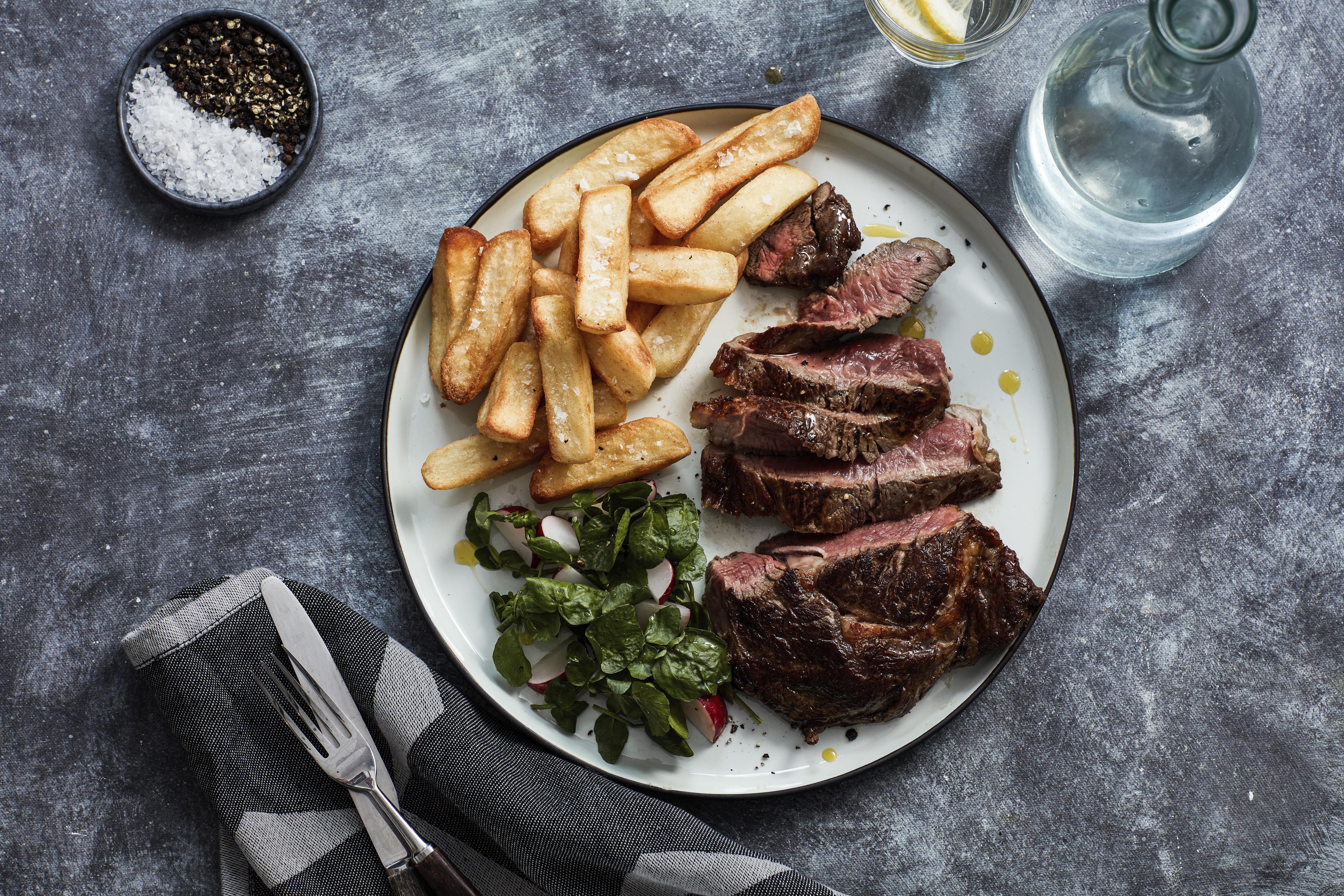 Sainsbury's 30 Days Matured British Beef Roasting Joint, Taste the Difference (Approx. 1.4kg) thumbnail 3