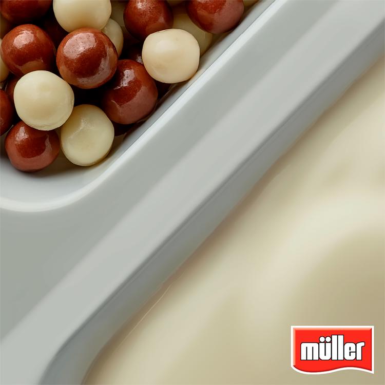 Müller Corner Strawberry Yogurt With White Chocolate Shortcake Balls 124g thumbnail 5
