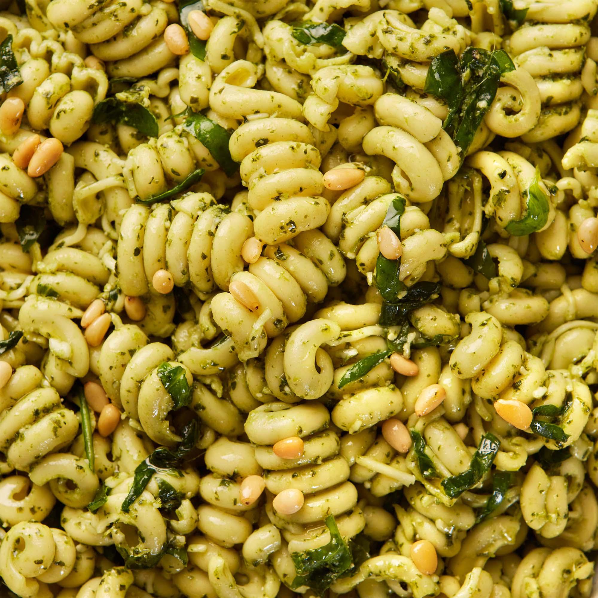 Sainsbury's Pesto & Parmesan Pasta Bowl, Taste the Difference 650g thumbnail 2