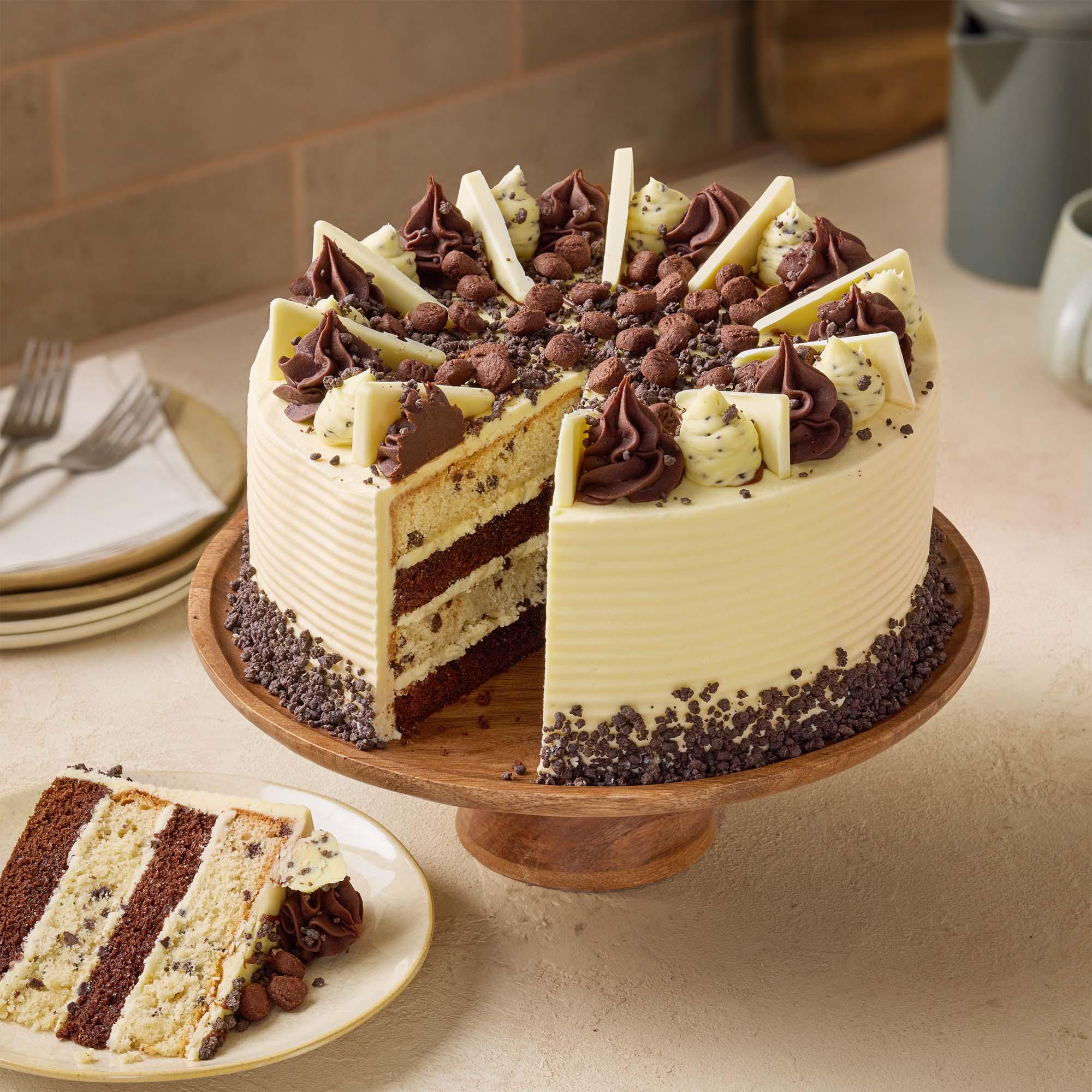 Sainsbury's 3.37kg Extra Large Cookies & Cream Cake thumbnail 2