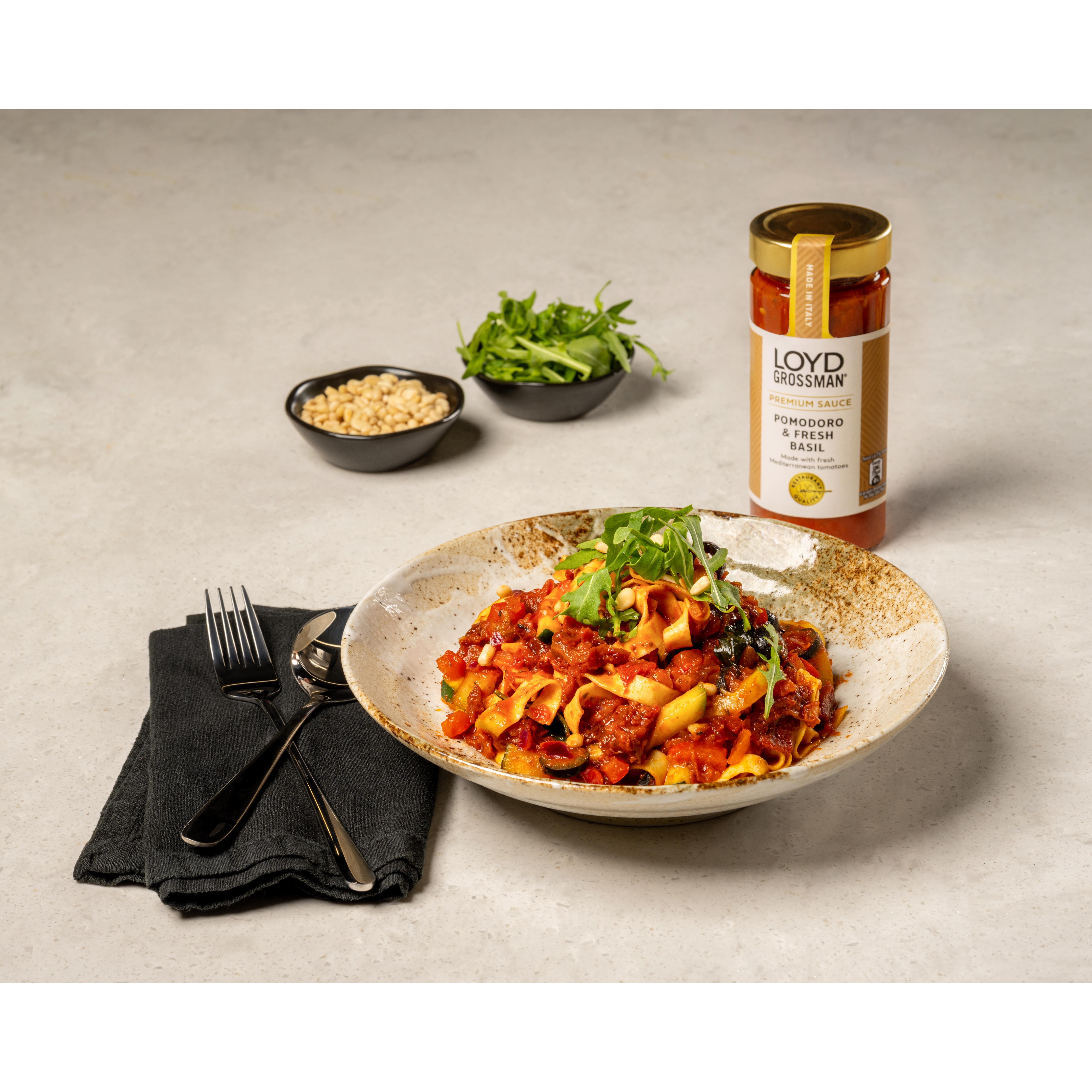 Loyd Grossman Pomodoro & Fresh Basil Pasta Sauce 290g thumbnail 3