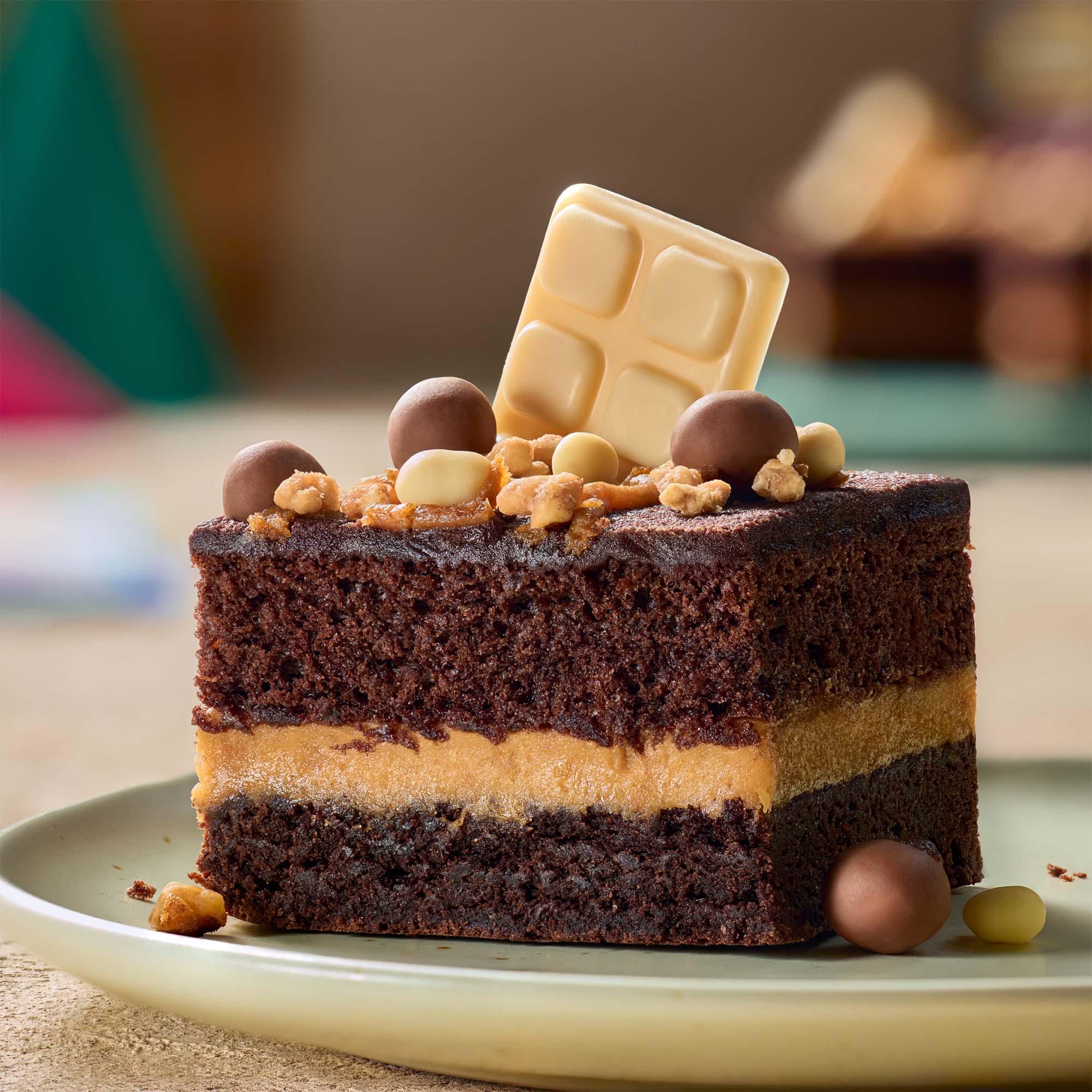 Sainsbury's Occasions Fully Loaded Chocolate Brownie Traybake, Taste the Difference 1.63kg thumbnail 2