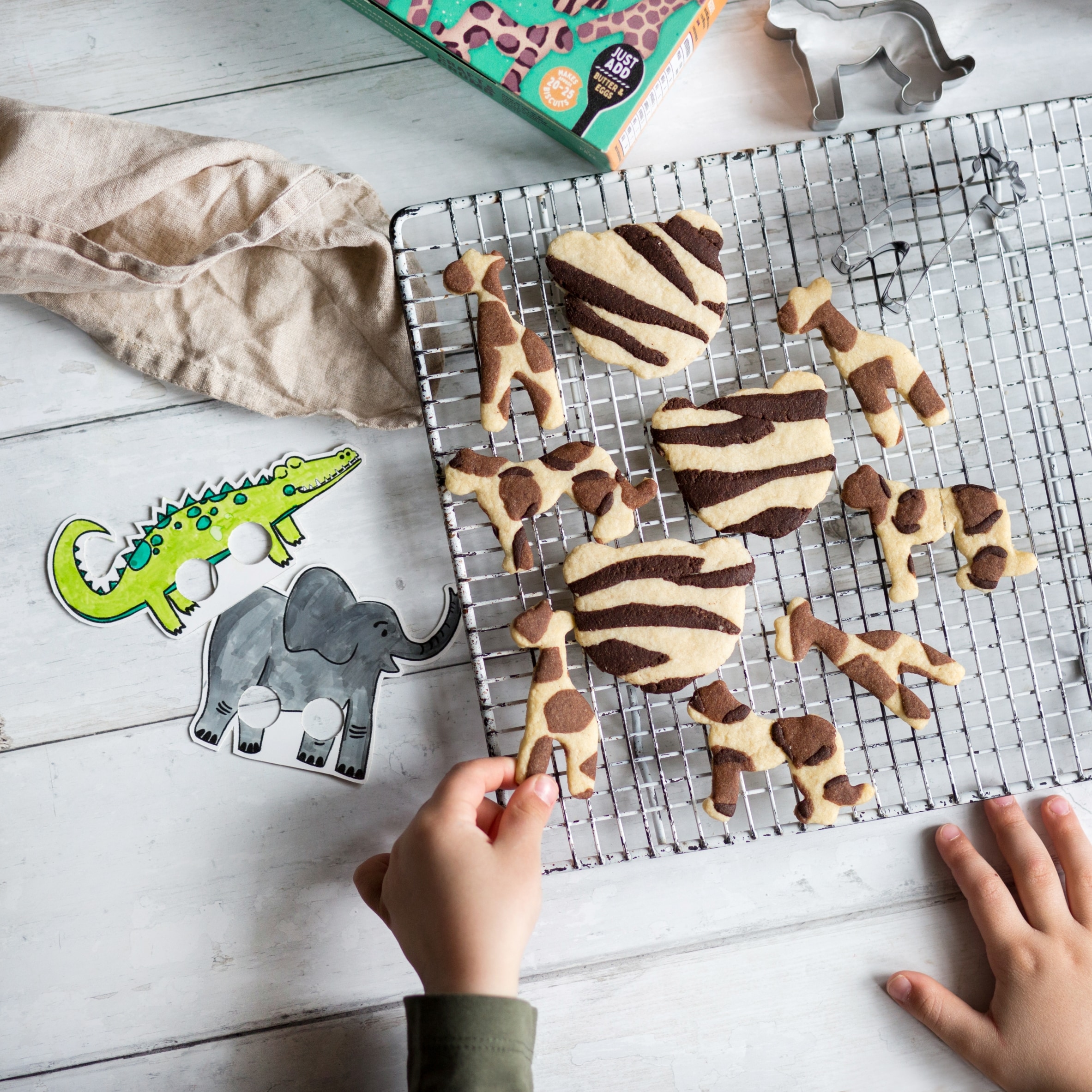 Craft & Crumb Be Wild Biscuits Bake & Craft Kit 235g thumbnail 3