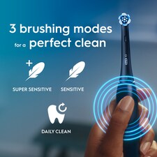 Oral-B iO2 Black Gifting Edition, including 3 refills thumbnail 3