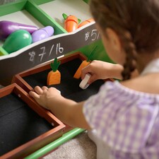 Teamson Kids Vermont Farmers Market Stand with Interactive Accessories & Vegetables thumbnail 3